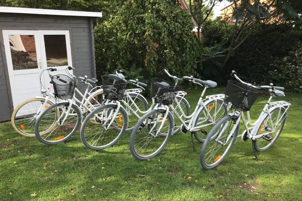 „de Peerstall“ Mit Fahrraedern, Husum *